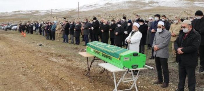 Rektörün babasının cenaze töreni koronavirüs önlemleri eşliğinde gerçekleşti