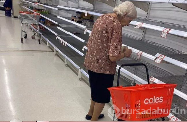 Yaşlı kadının yapayalnız, boş raflara bakarken çekilen görüntüsü yürekleri burktu