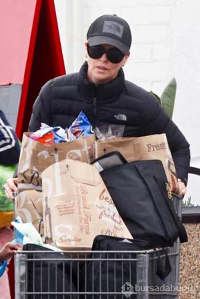 Charlize Theron'da soluğu markette aldı