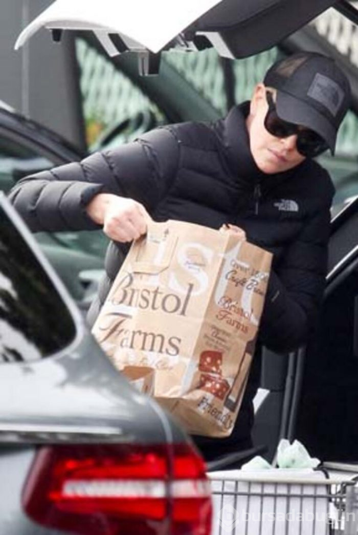 Charlize Theron'da soluğu markette aldı