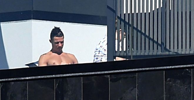 Cristiano Ronaldo balkonda güneş banyosu yaparken görüntülendi