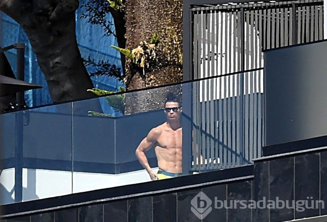 Cristiano Ronaldo balkonda güneş banyosu yaparken görüntülendi