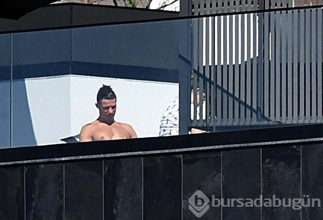 Cristiano Ronaldo balkonda güneş banyosu yaparken görüntülendi