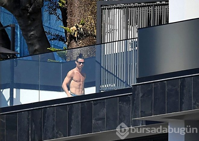 Cristiano Ronaldo balkonda güneş banyosu yaparken görüntülendi