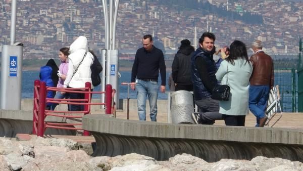 Kocaeli'de uyarılara aldırış etmeyenler sahile akın etti