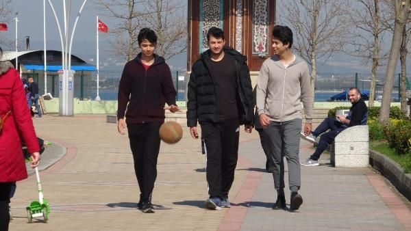 Kocaeli'de uyarılara aldırış etmeyenler sahile akın etti