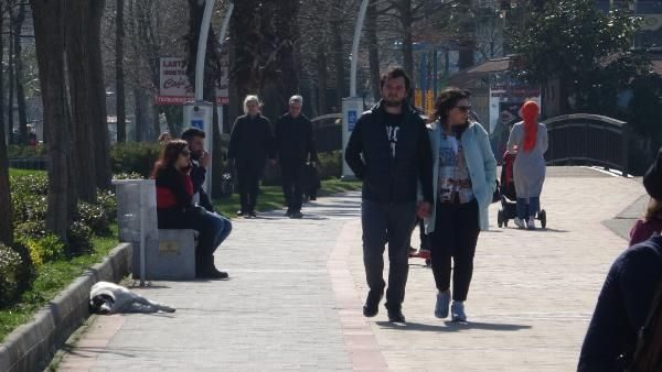 Kocaeli'de uyarılara aldırış etmeyenler sahile akın etti