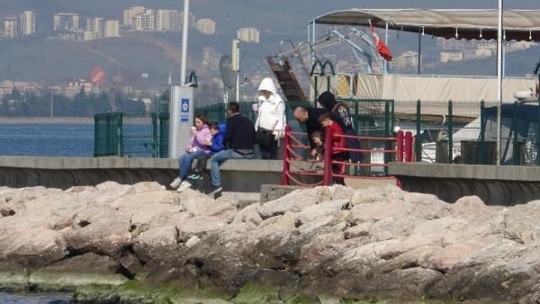 Kocaeli'de uyarılara aldırış etmeyenler sahile akın etti