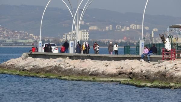 Kocaeli'de uyarılara aldırış etmeyenler sahile akın etti