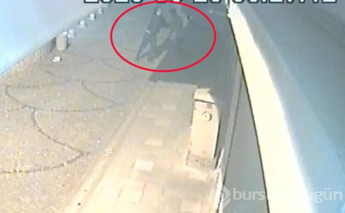 Önce eşyalara zarar verdi, sonra topladı!