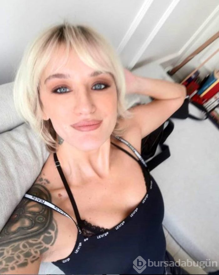 Cesur model Didem Soydan'dan bornozlu yatak pozu!
