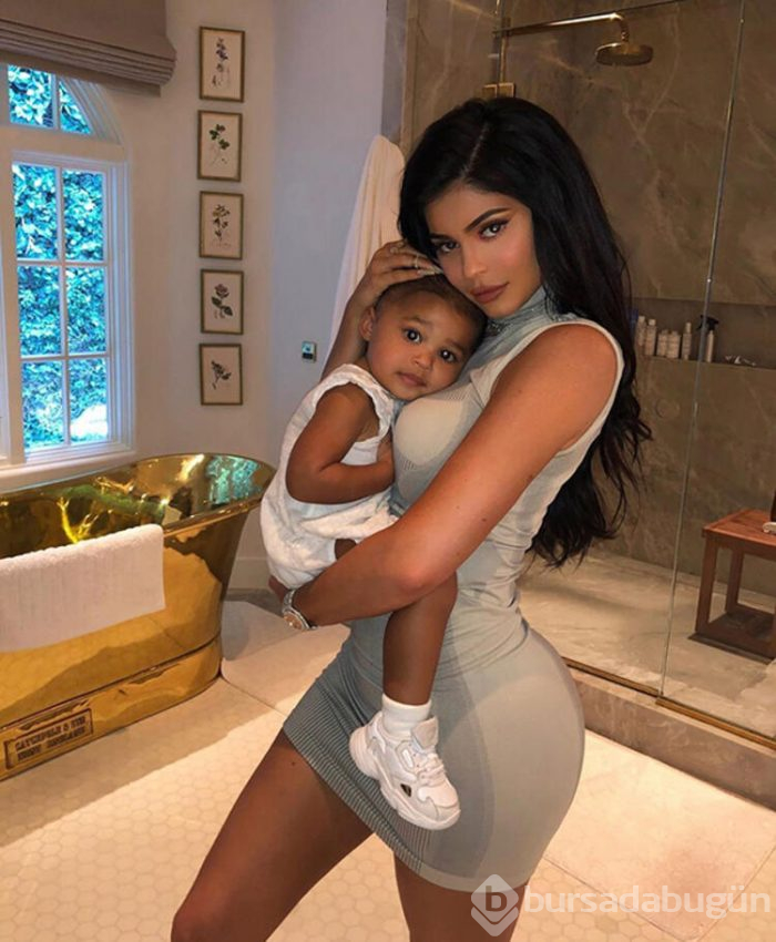 Dünyanın en genç milyarderi Kylie Jenner, 6 milyon dolarlık malikanesinde karantinada