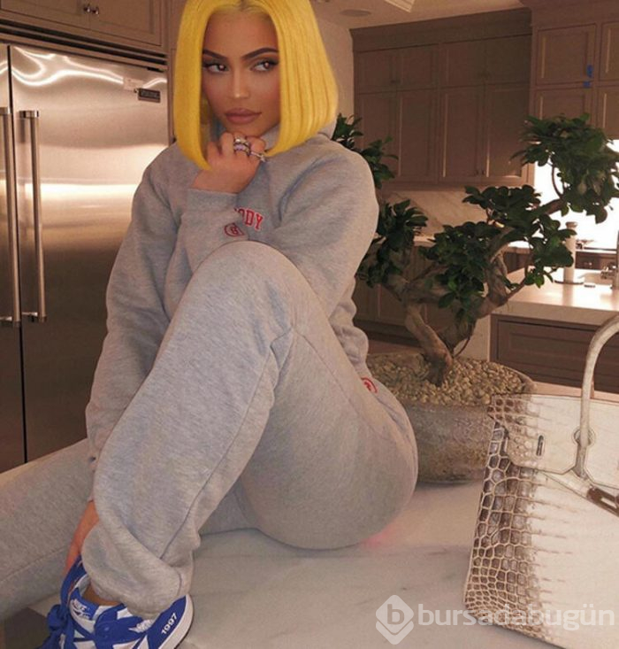 Dünyanın en genç milyarderi Kylie Jenner, 6 milyon dolarlık malikanesinde karantinada