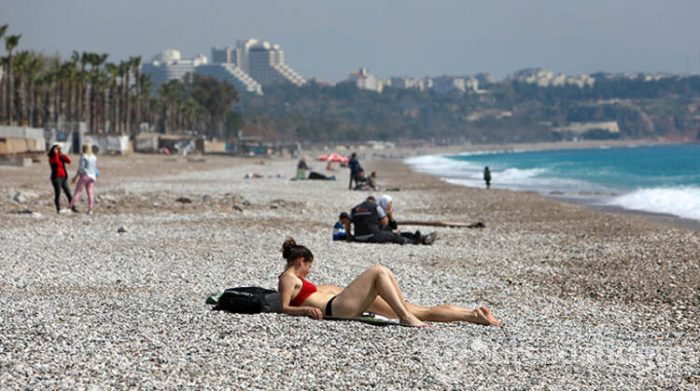 Antalyalılar evde, turistler denizde
