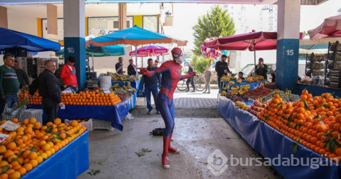 Örümcek Adam ağ değil maske attı