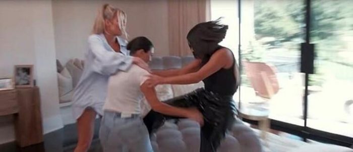 Kardashian'lar tekme tokat birbirine girdi