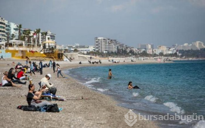 Antalyalılar koronavirüse rağmen sahilde