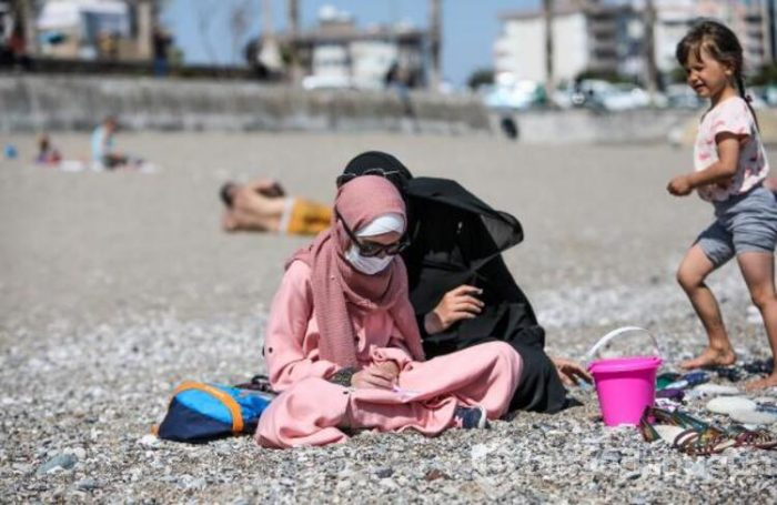 Antalyalılar koronavirüse rağmen sahilde