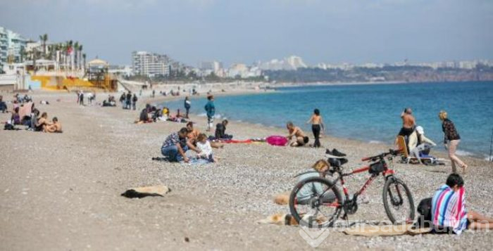 Antalyalılar koronavirüse rağmen sahilde