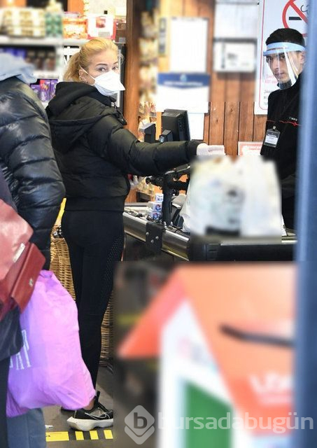 Eldivenli ve maskeli; Burcu Esmersoy işte böyle alışveriş yaptı