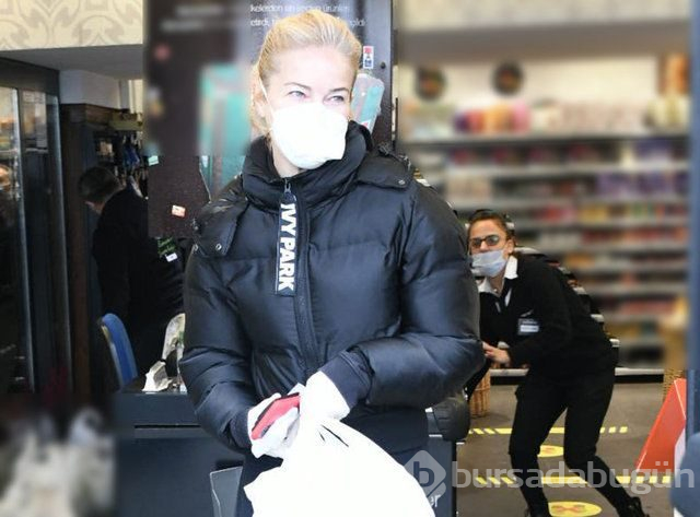 Eldivenli ve maskeli; Burcu Esmersoy işte böyle alışveriş yaptı