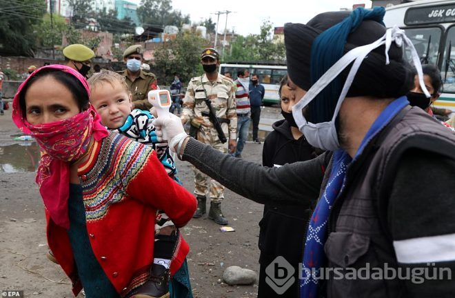 Hindistan'da sokağa çıkma yasağına uymayanları polis demirle dövdü