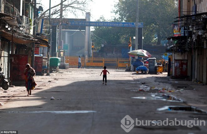 Hindistan'da sokağa çıkma yasağına uymayanları polis demirle dövdü