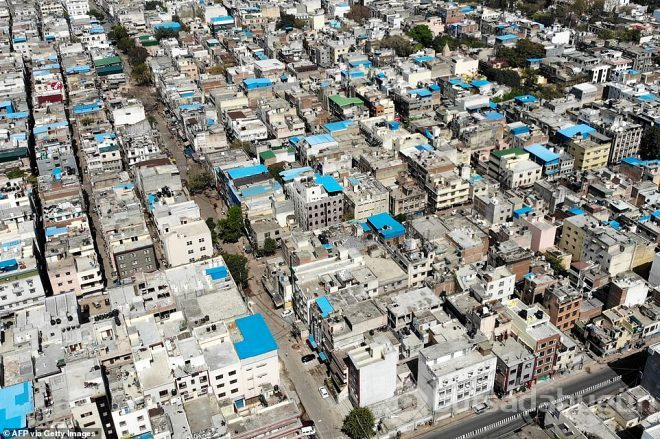 Hindistan'da sokağa çıkma yasağına uymayanları polis demirle dövdü