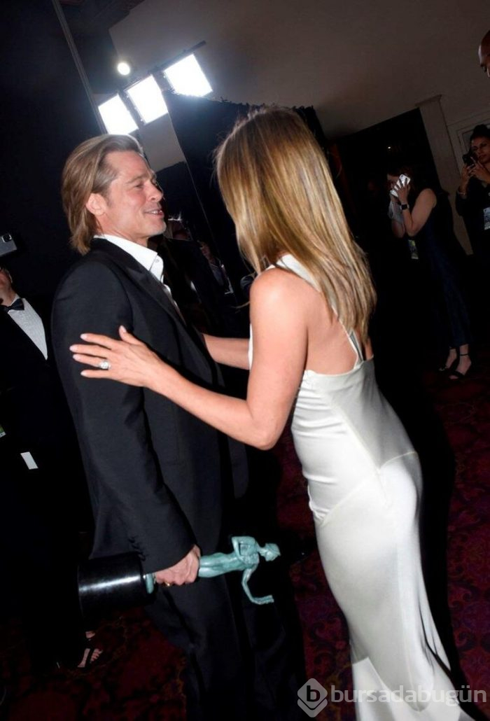 Brad Pitt ve eski aşkı ennifer Aniston arasında neler oluyor?