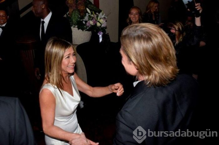 Brad Pitt ve eski aşkı ennifer Aniston arasında neler oluyor?
