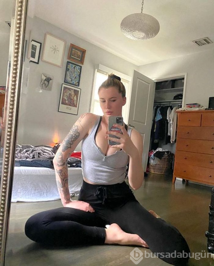 Sınır tanımayan model Ireland Baldwin, ayna karşısına geçip büyük göğüslerinden şikayet etti