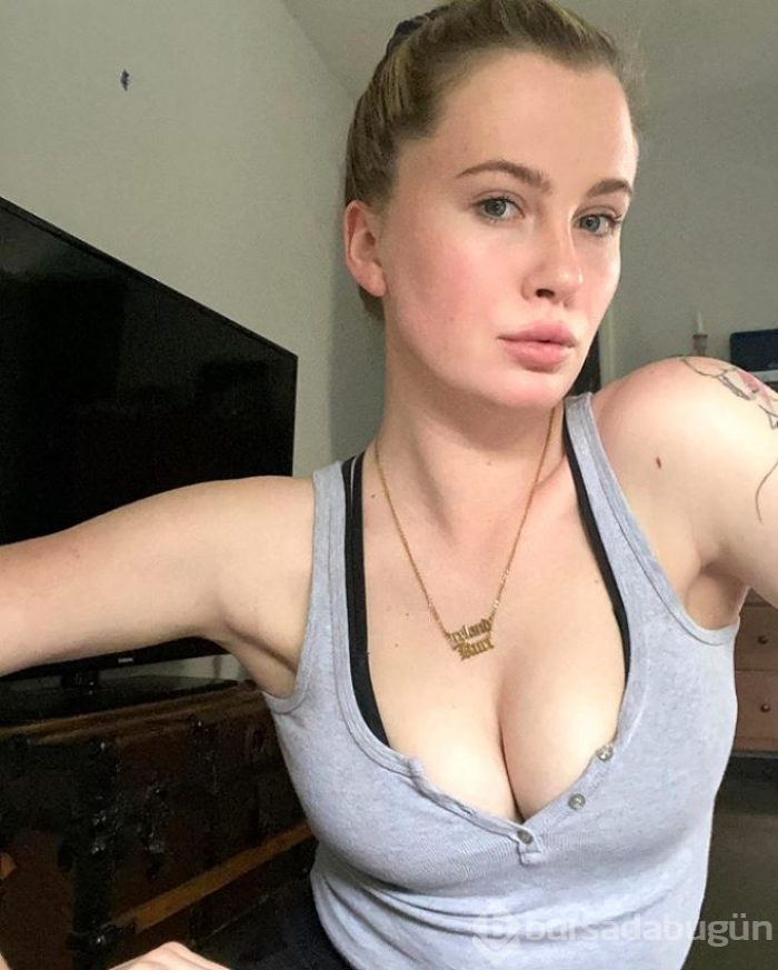 Sınır tanımayan model Ireland Baldwin, ayna karşısına geçip büyük göğüslerinden şikayet etti