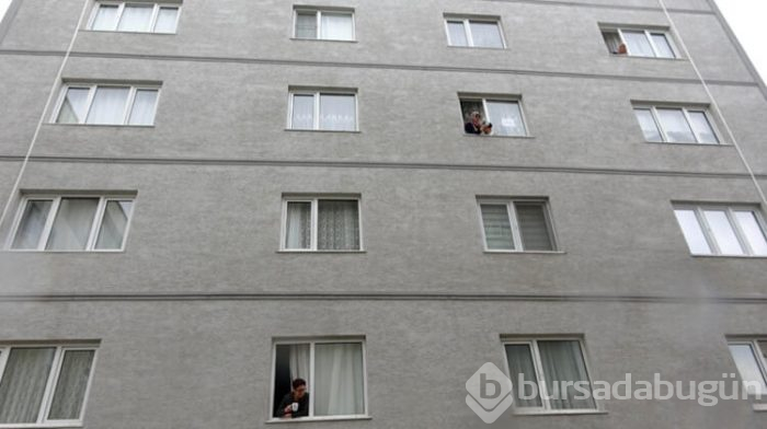 Bursa'da kadınlar, koronavirüs yüzünden camdan cama gün yaptılar