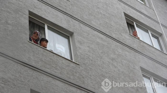 Bursa'da kadınlar, koronavirüs yüzünden camdan cama gün yaptılar