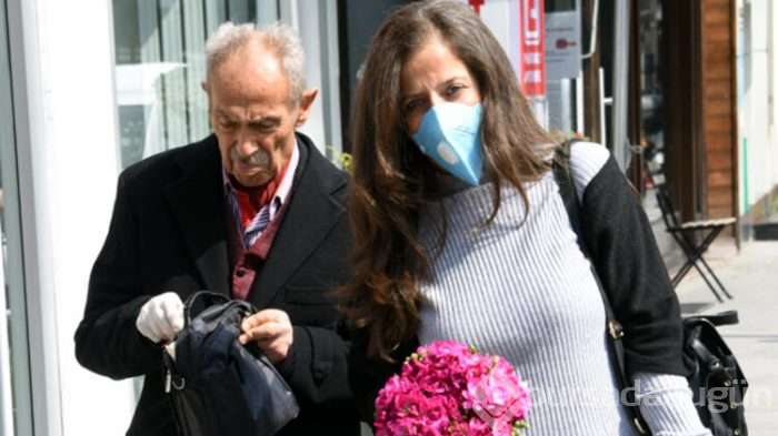 İlhan Gencer muhtarıyla eczaneye gitti