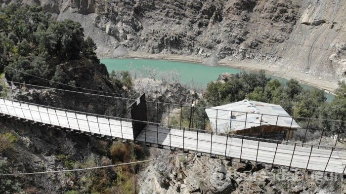 Asma köprüye korona kapısı!