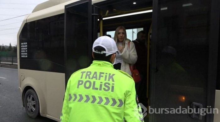 Kurallara uymayan minibüsten sağlık çalışanları çıktı!