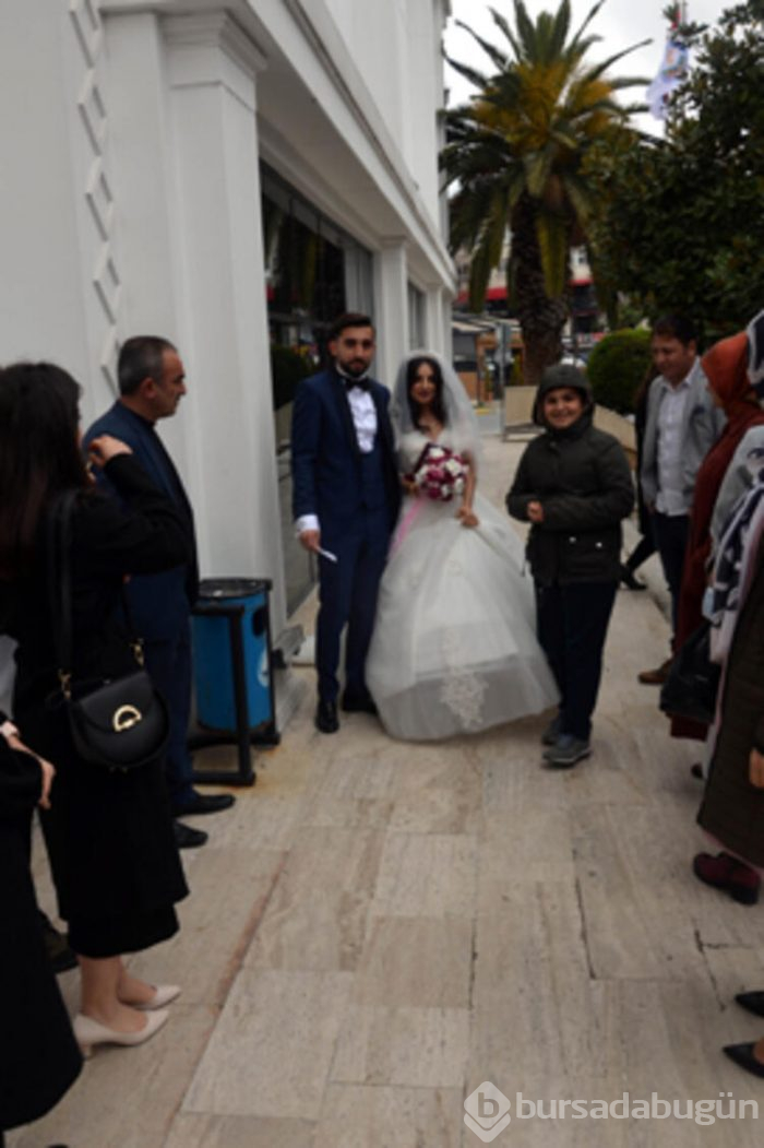 İki şahitle nikah kıydılar, "Evde Kal" dediler