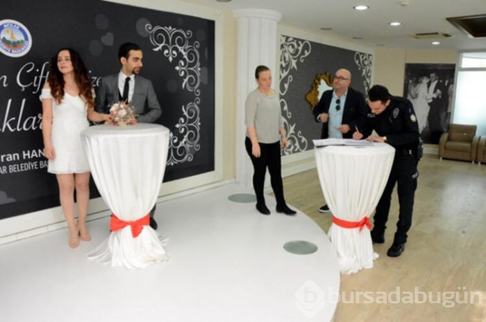 İki şahitle nikah kıydılar, "Evde Kal" dediler