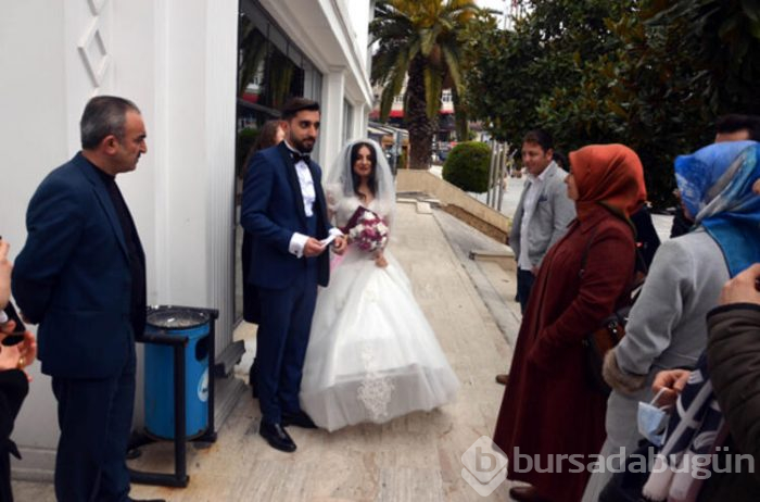İki şahitle nikah kıydılar, "Evde Kal" dediler
