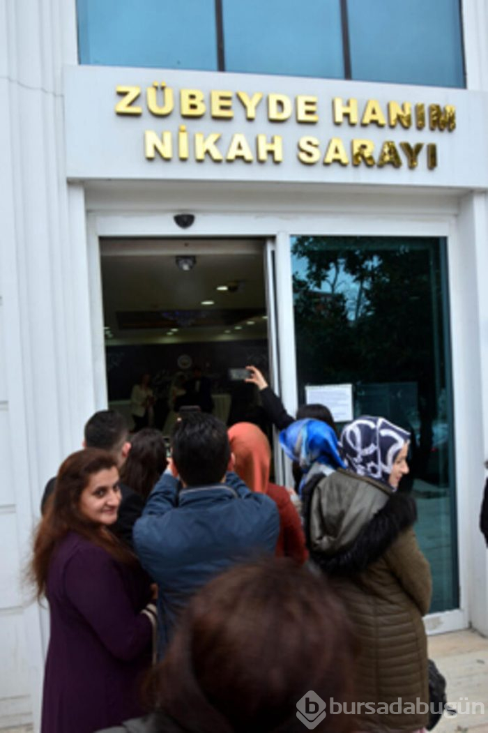 İki şahitle nikah kıydılar, "Evde Kal" dediler