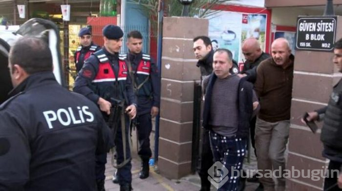 Virüslüyüm diyerek polise tükürdü
