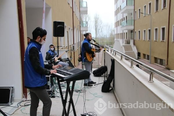 Karantinaya alınanlar için konser verildi!