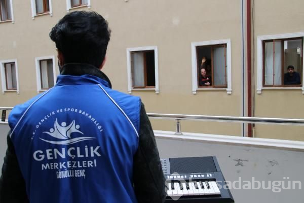 Karantinaya alınanlar için konser verildi!
