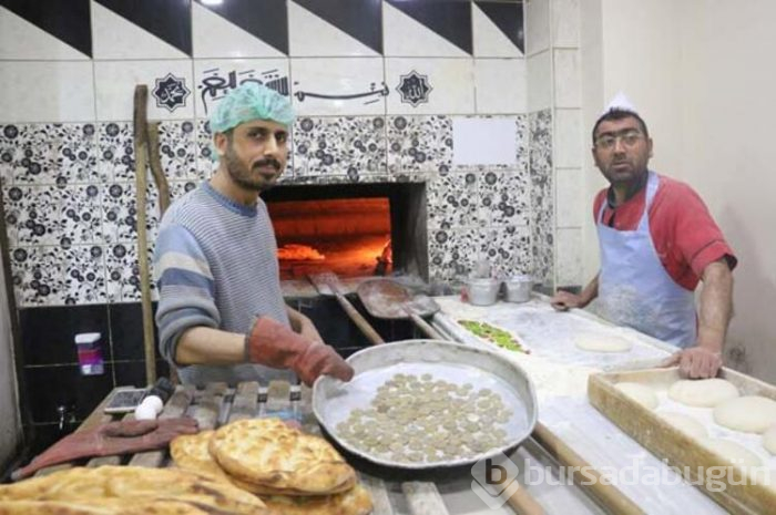 Virüse karşı madeni paraları fırında ısıtıyor