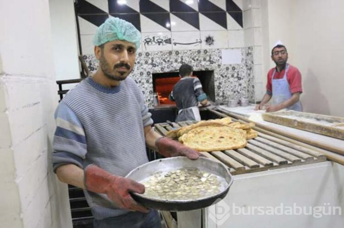 Virüse karşı madeni paraları fırında ısıtıyor