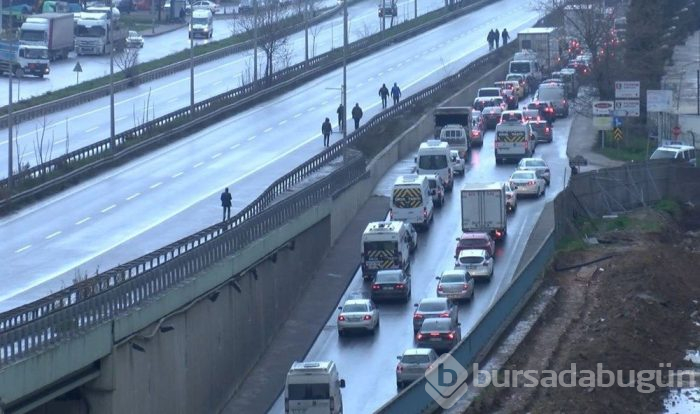 İstanbul giriş-çıkışında trafik felç! 15 dakikalık yol 4 saate çıktı