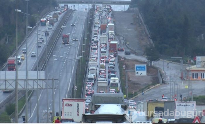 İstanbul giriş-çıkışında trafik felç! 15 dakikalık yol 4 saate çıktı