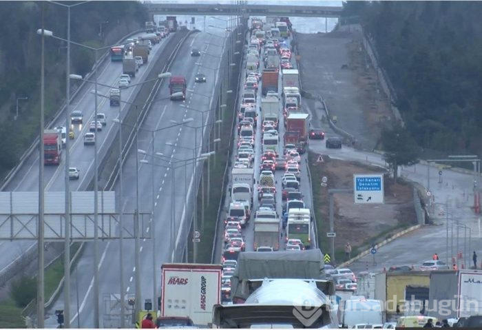 İstanbul giriş-çıkışında trafik felç! 15 dakikalık yol 4 saate çıktı