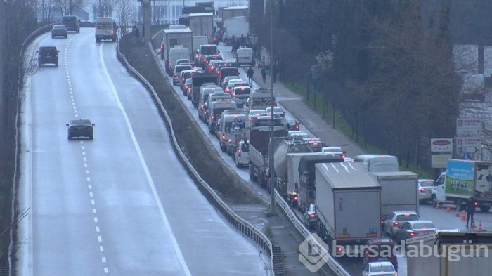 İstanbul giriş-çıkışında trafik felç! 15 dakikalık yol 4 saate çıktı
